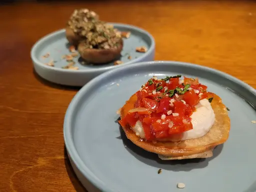 Blinis met paprika relish