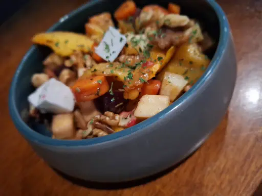 Geroosterde pompoen-wortel-pastinaak-rodebiet