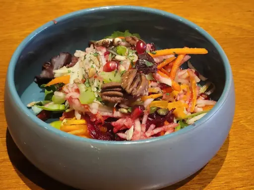 Salade van selder, rodebiet, wortel, appel