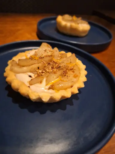 Bladerdeegtaartje met five spices gekruide peer